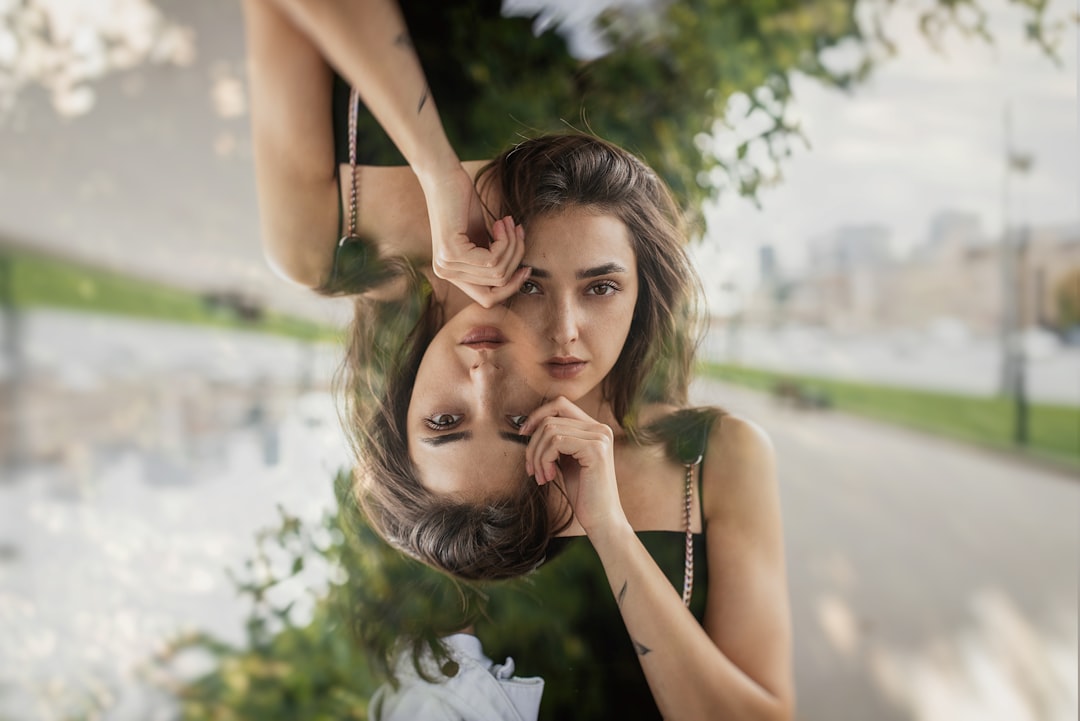Professional photorealistic photo depicting: לפני שנוכל להבין איך לשחרר גב תחתון תפוס , חיוני להבין מהם הגורמים המובילים לתופעה שכיחה זו. כאבי גב תחתון ותפיסות אינם רק עניין של 'מזל רע', אלא לרוב תוצאה של שילוב גורמים הקשורים לאורח החיים המודרני, הרגלי תנועה ויציבה, איך לשחרר גב תחתון תפוס, טיפול בכאב ושיקום תנועתי wellness therapy context, soft natural lighting, no text overlay תמונה הממחישה הבנת הגורמים לתפיסות וכאבי גב תחתון — איך לשחרר גב תחתון תפוס | סופטנס