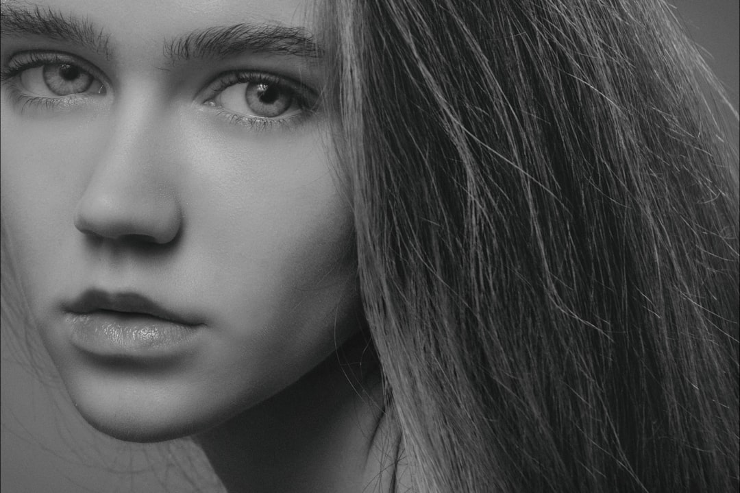 Professional photorealistic photo depicting: התמודדות עם גב תחתון תפוס יכולה להיות מאתגרת, אך היא אינה גזירת גורל. במאמר זה למדנו כיצד לשחרר גב תחתון תפוס באמצעות גישה הוליסטית, המבוססת על הבנת הגורמים לכאב, אימוץ דפוסי תנועה בריאים וטיפוח מודעות גופנית. שיטת סופטנ, איך לשחרר גב תחתון תפוס, טיפול בכאב ושיקום תנועתי wellness therapy context, soft natural lighting, no text overlay תמונה הממחישה סיכום — איך לשחרר גב תחתון תפוס | סופטנס